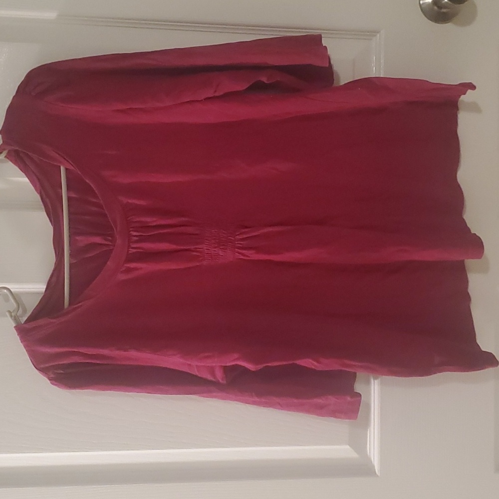 Women's quarter-sleeve shirt.